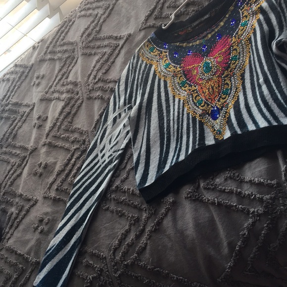 A very unique shirt - Picture 2 of 3